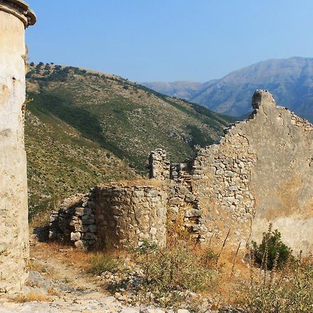 Mpolanos Guesthouse Himare Bagian luar foto