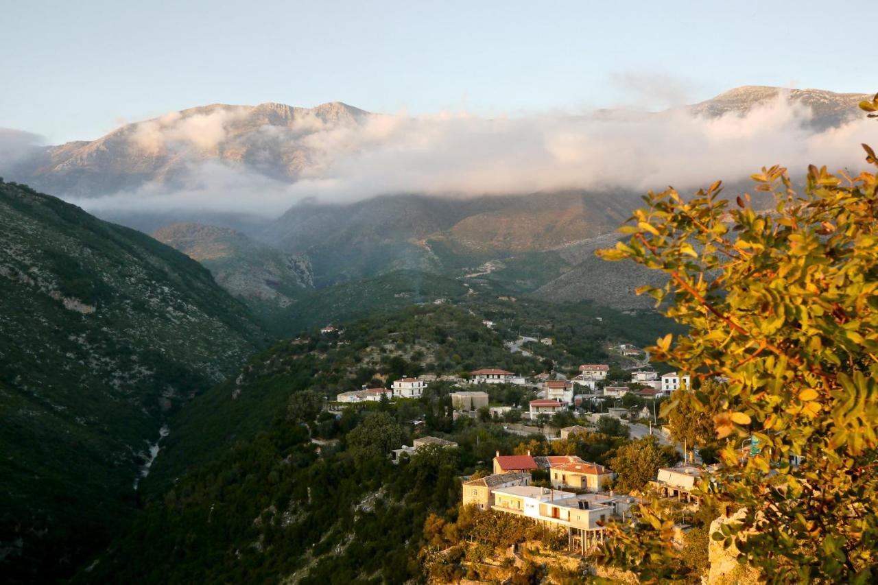 Mpolanos Guesthouse Himare Bagian luar foto