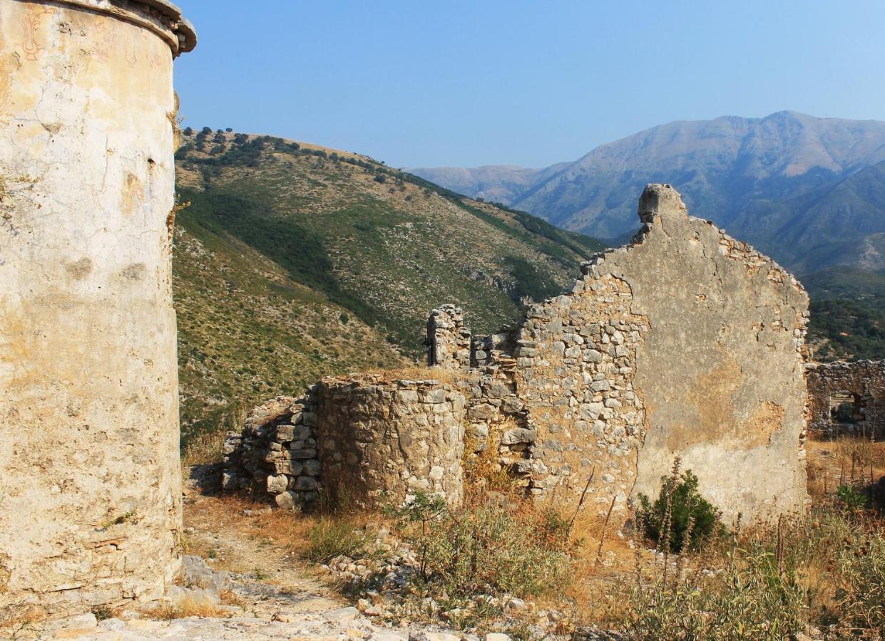 Mpolanos Guesthouse Himare Bagian luar foto