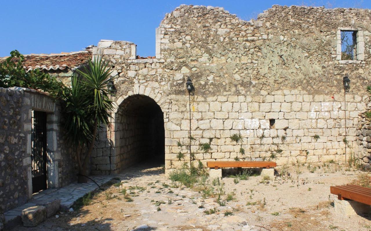 Mpolanos Guesthouse Himare Bagian luar foto