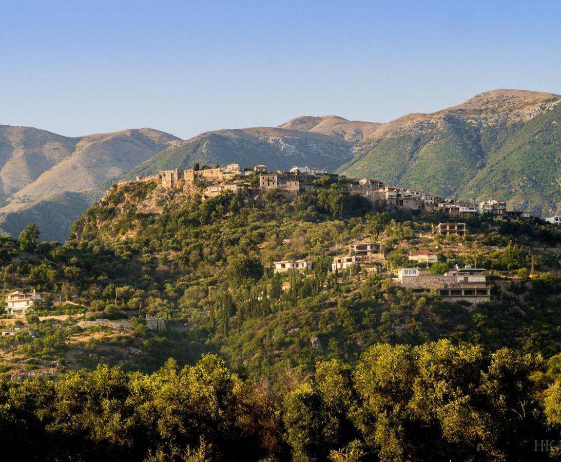 Mpolanos Guesthouse Himare Bagian luar foto