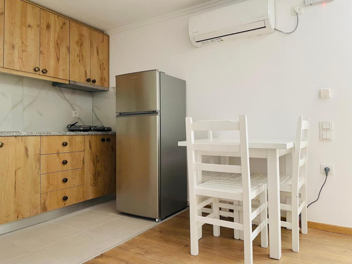 Mpolanos Guesthouse Himare Bagian luar foto