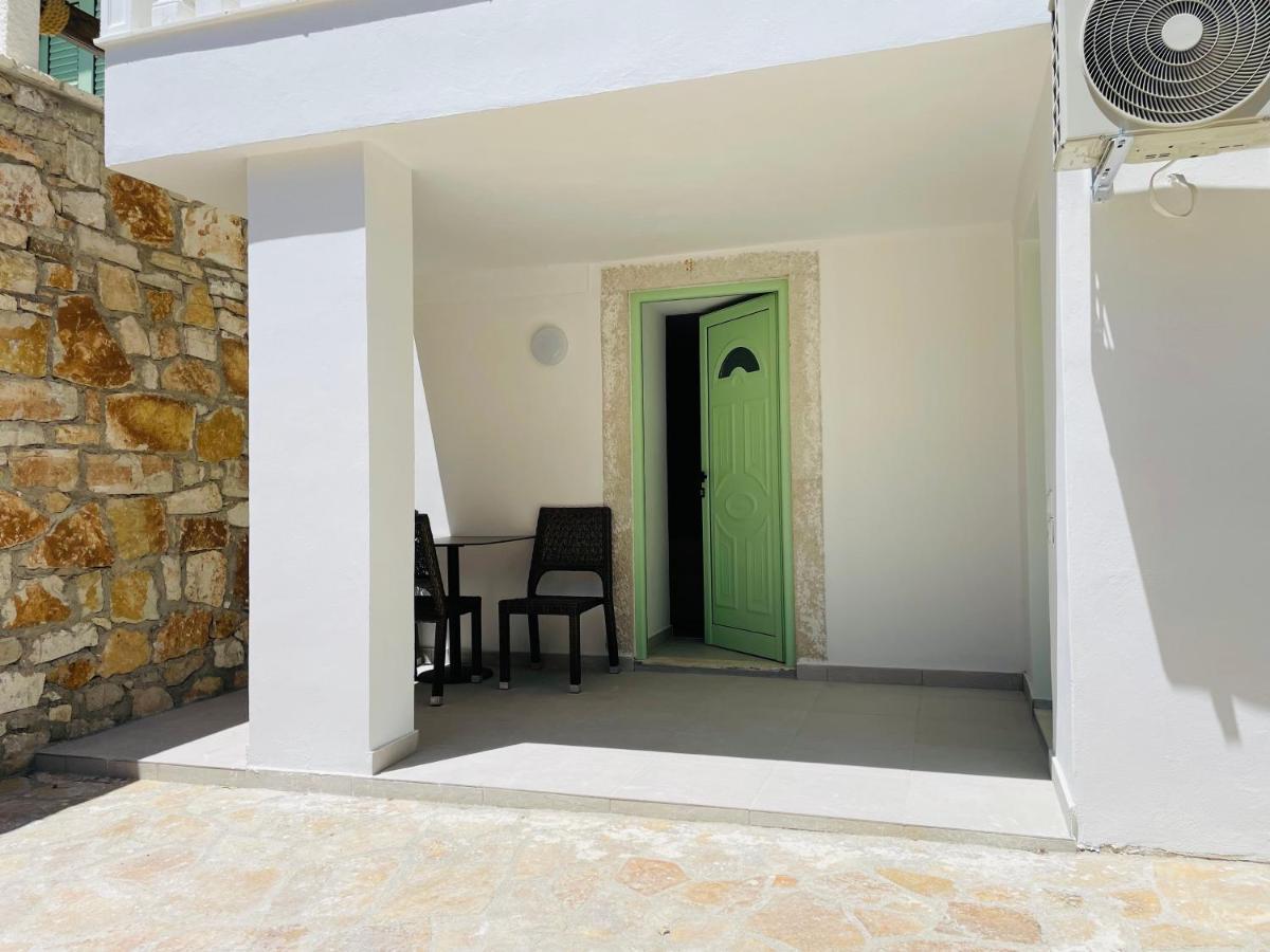 Mpolanos Guesthouse Himare Bagian luar foto