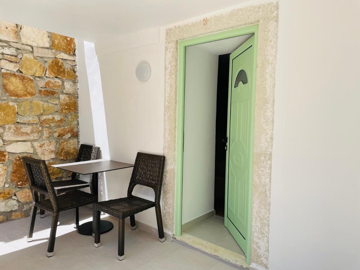 Mpolanos Guesthouse Himare Bagian luar foto
