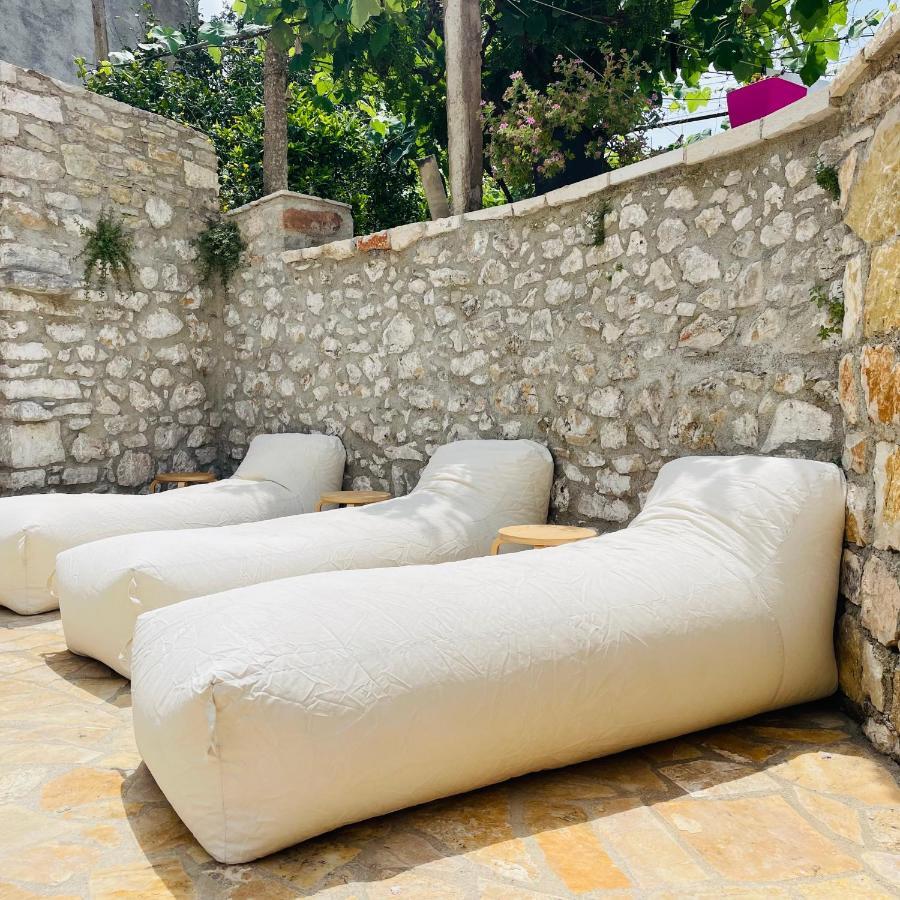 Mpolanos Guesthouse Himare Bagian luar foto