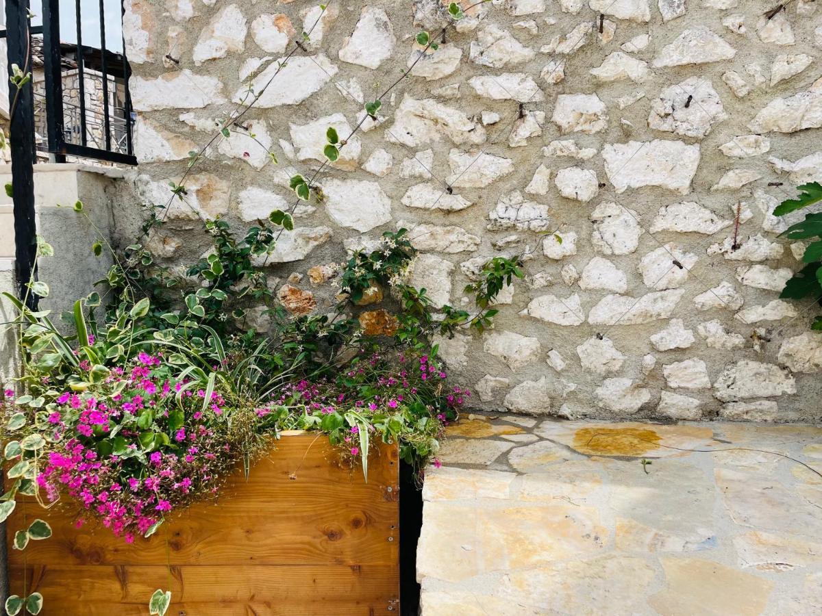 Mpolanos Guesthouse Himare Bagian luar foto