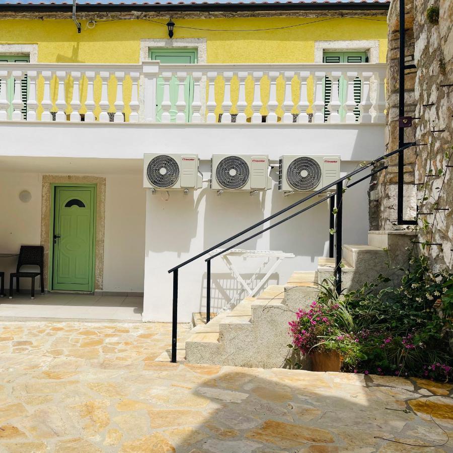 Mpolanos Guesthouse Himare Bagian luar foto