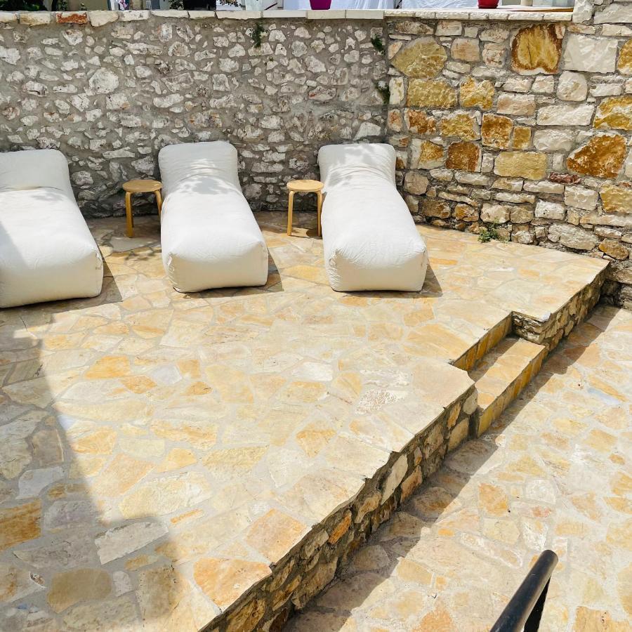 Mpolanos Guesthouse Himare Bagian luar foto